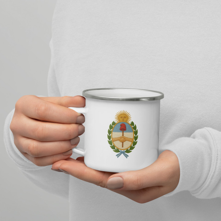 Taza Enlozada “Argentina en la Mano” — Edición Escudo Nacional
